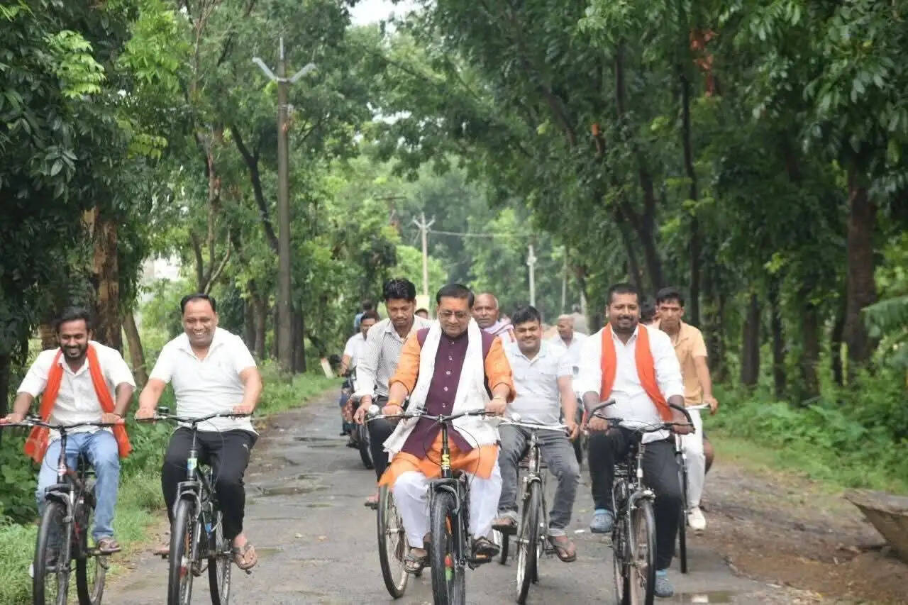 12 साल बेमिसाल, मंत्री ने साइकिल चलाकर पेट्रोल बचाने का दिया संदेश
