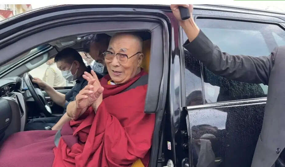 घुटने के उपचार के लिए दिल्ली रवाना हुए धर्मगुरु दलाई लामा