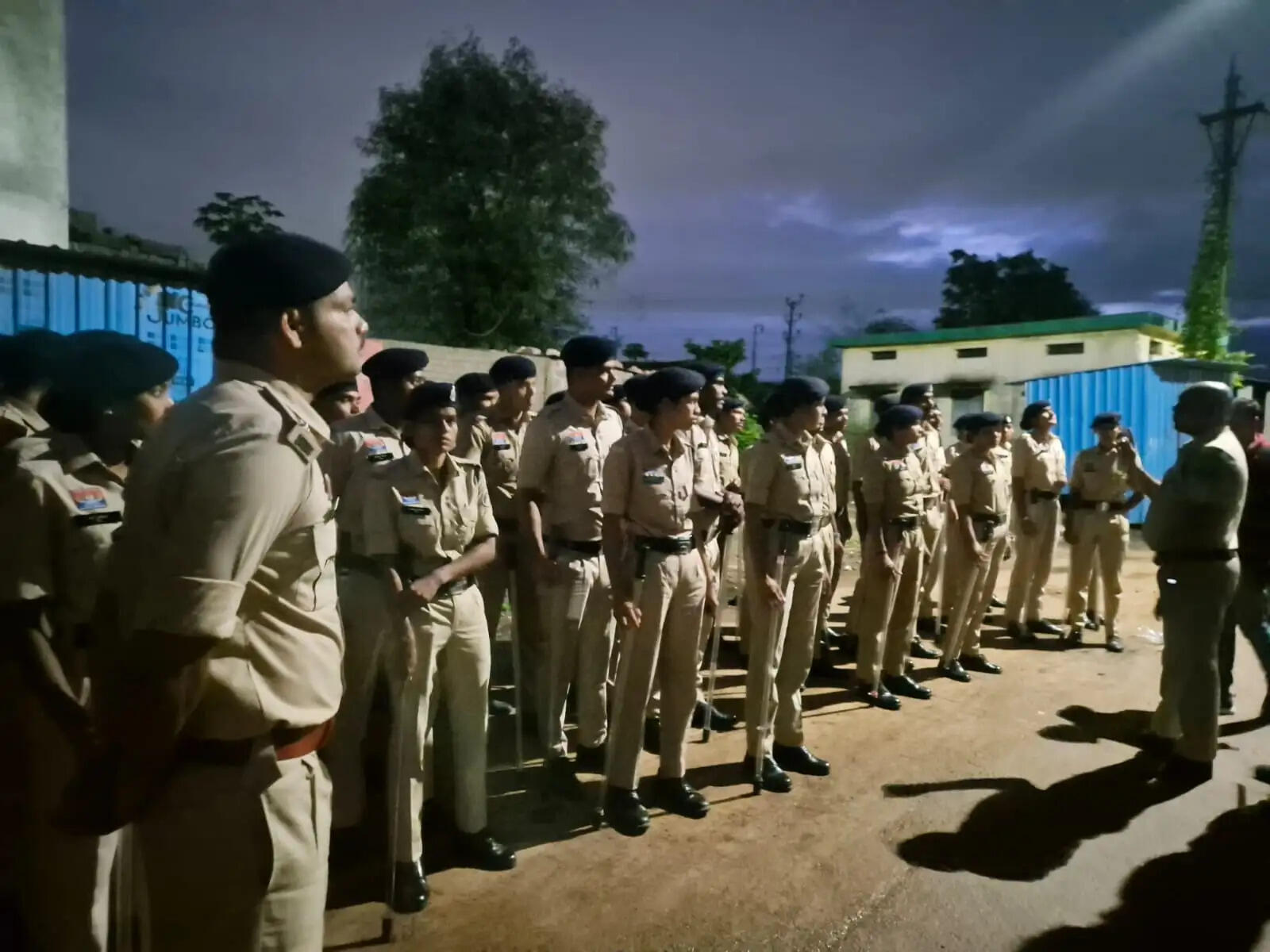 रायपुर: बीएसयूपी कॉलोनियों में तड़के पुलिस का सघन सत्यापन अभियान, 350 मकानों की जांच, आठ संदिग्ध हिरासत में