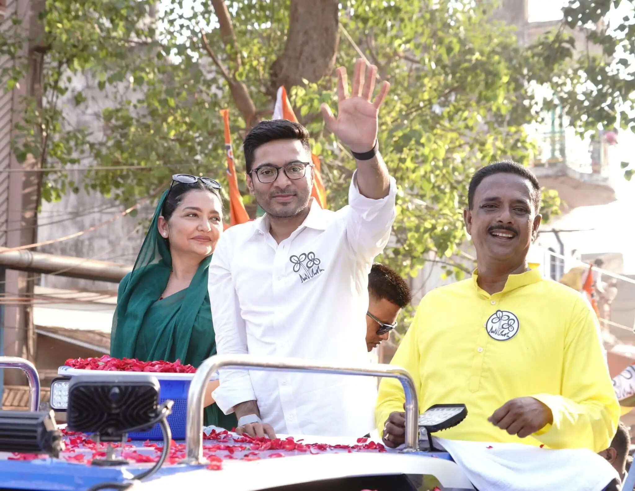 चुनाव 26 : खड़गपुर रोड शो में अभिषेक बनर्जी का वादा—पानी और प्रदूषण समस्या होगी दूर