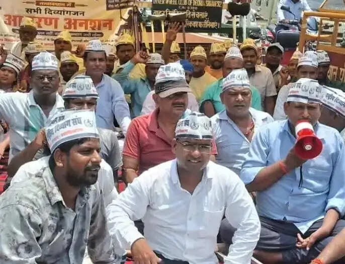 देवरिया में सात सूत्रीय मांगों को लेकर राष्ट्रीय दिव्यांग संघ का प्रदर्शन, जिलाधिकारी को सौंपा ज्ञापन