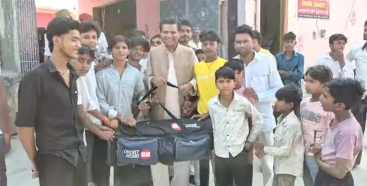 खेलो इंडिया अभियान से प्रेरित होकर भाजपा नेता ने युवाओं को वितरित की क्रिकेट किट