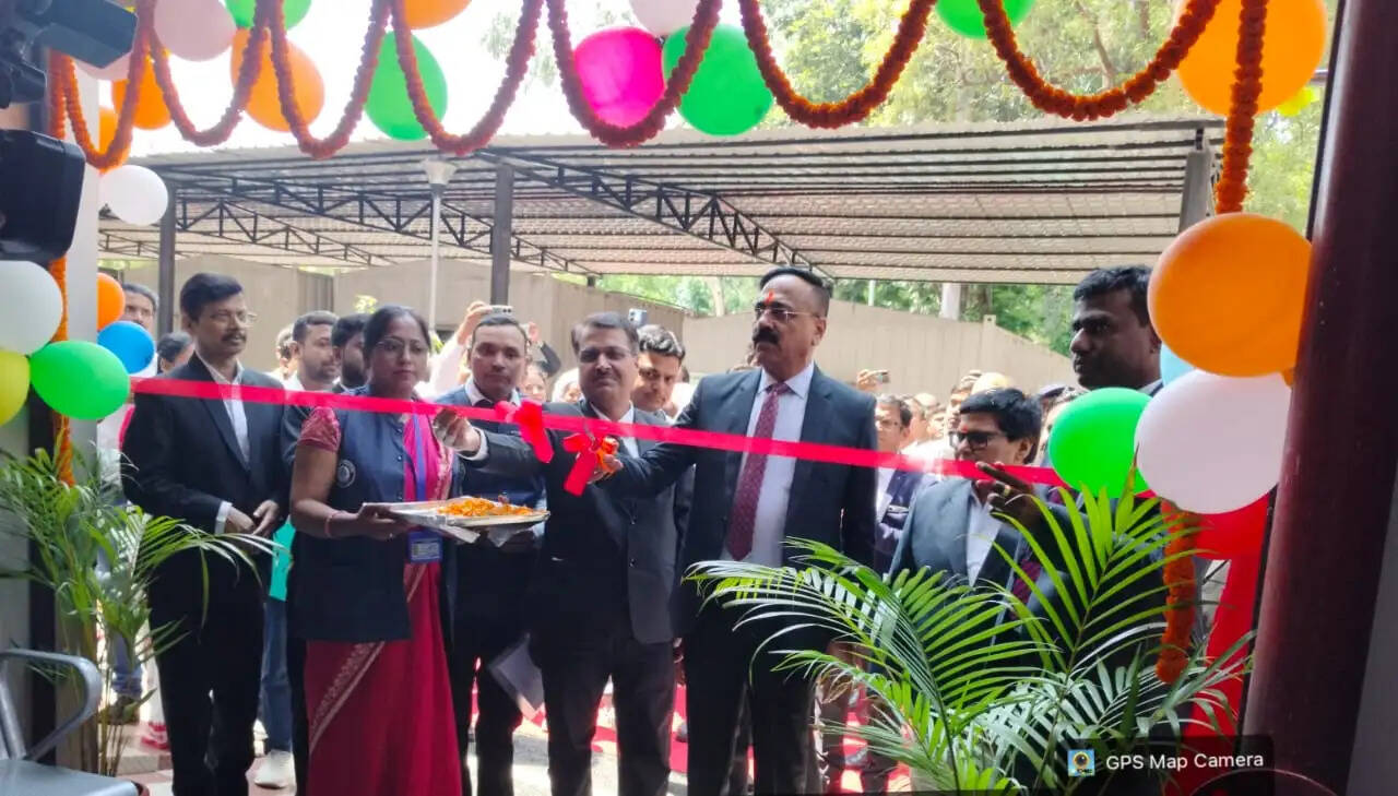 न्यायमूर्ति सुजीत नारायण ने सिविल कोर्ट परिसर में किया पलाश कैफे का उद्घाटन