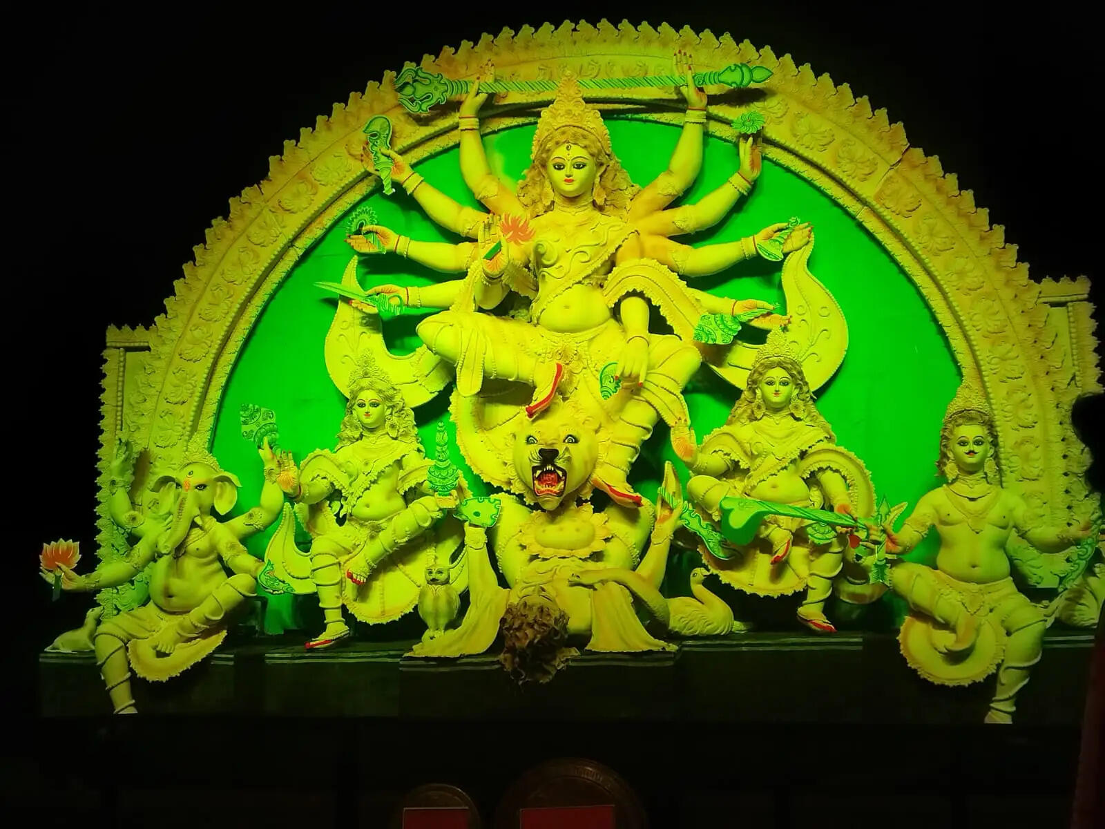 मालीगांव आरपीएफ दुर्गा पूजा: महिलाओं की पहल पर हो रहा आयोजन