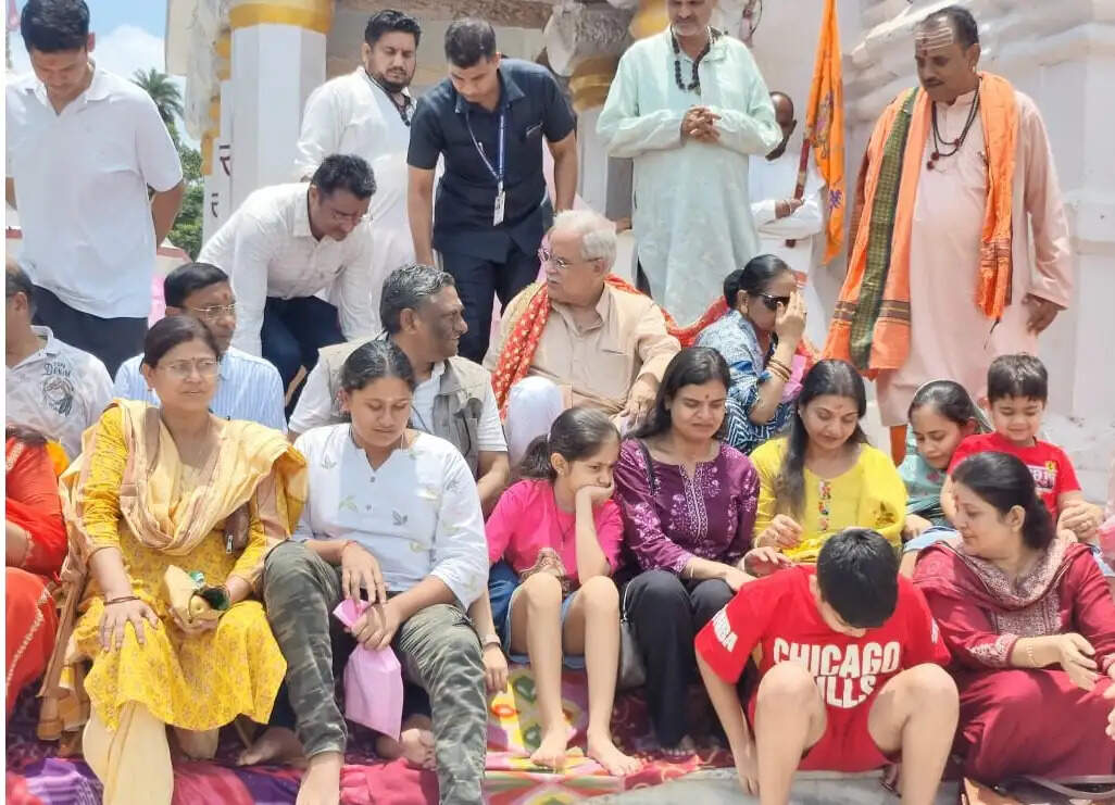 अनूपपुर: अमरकंटक पहुंचे पूर्व मुख्यमंत्री भूपेश बघेल, सपरिवार मां नर्मदा का किया पूजन-अर्चन