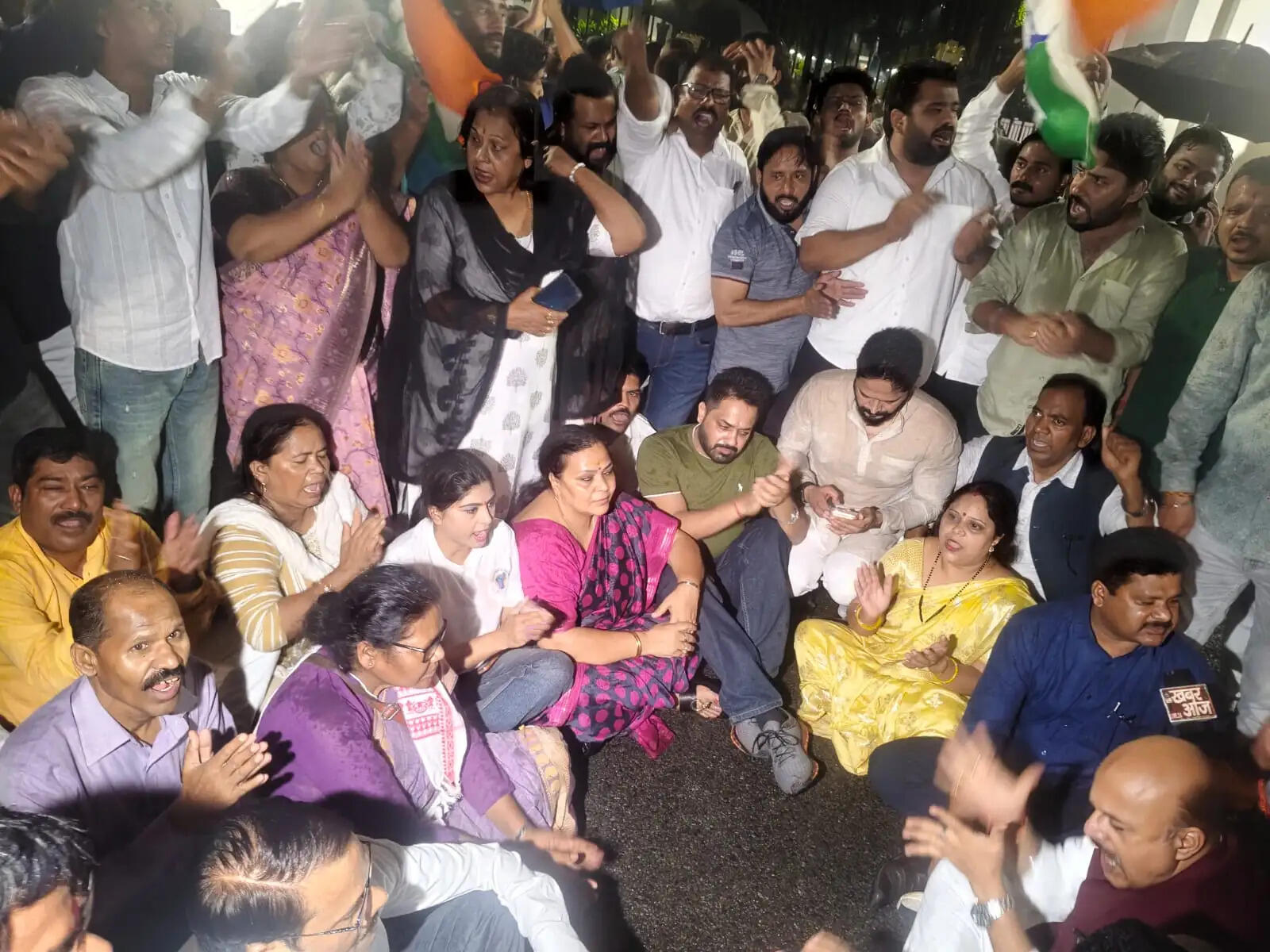 राहुल की गिरफ्तारी के विरोध में कांग्रेस ने लोकभवन के समक्ष दिया धरना