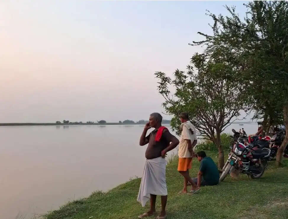 कोसी नदी में नहाने गया 12 वर्षीय किशोर तेज बहाव में लापता, तलाश जारी