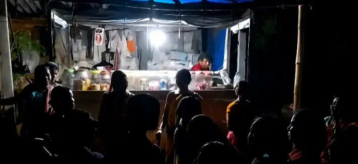 मादक पदार्थों की बिक्री के विरोध में महिलाओं का प्रदर्शन, दुकान में तोड़फोड़
