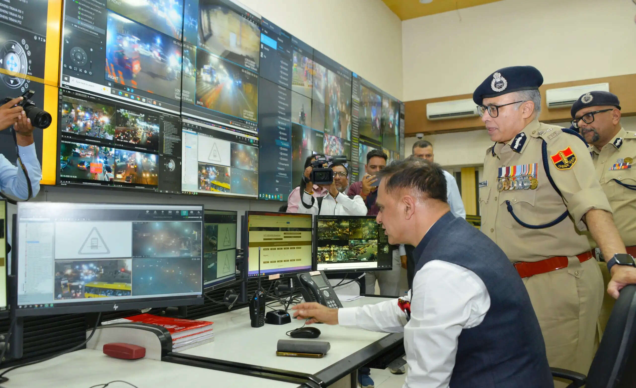 मुख्य सचिव ने किया जयपुर पुलिस कमिश्नरेट के साइबर थाने का निरीक्षण