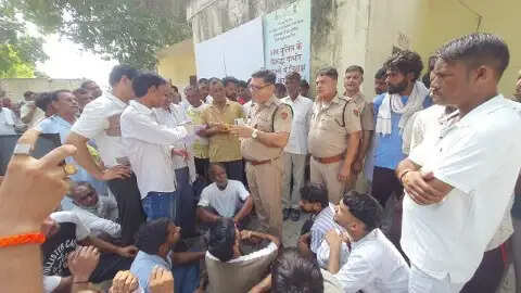कैथल: नहर में डूबे युवक की मौत पर हत्या का आरोप, परिजनाें ने किया थाने पर प्रदर्शन
