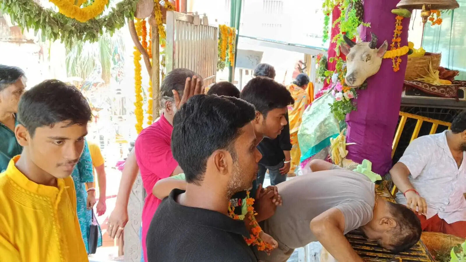 वाराणसी : दशाश्वमेध में देवगुरु बृहस्पति भगवान का वार्षिक हरियाली एवं हिम श्रृंगार