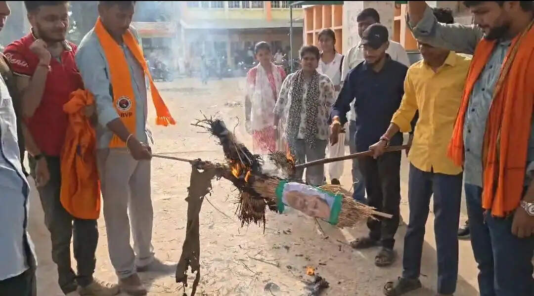 एबीवीपी कार्यकर्ताओं ने जलाया प्रभारी कुलपति का पुतला
