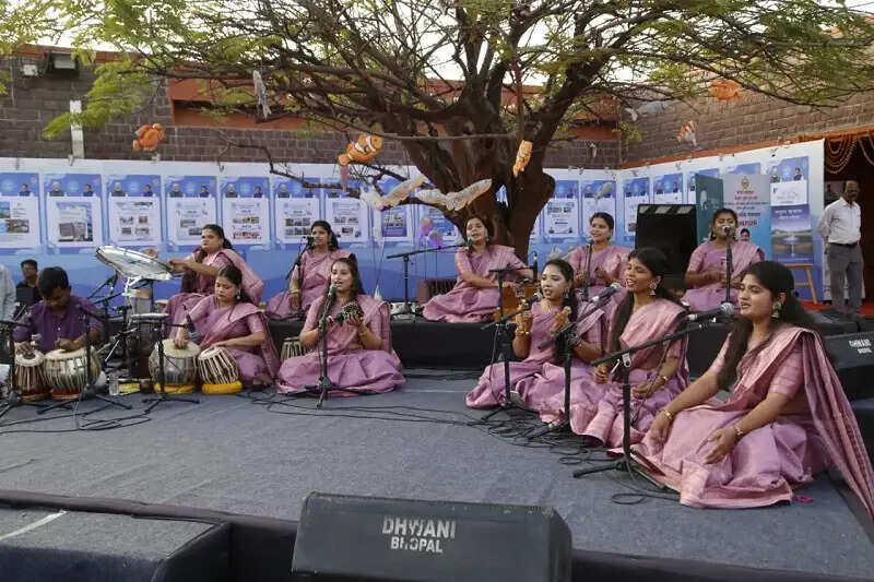 सदानीरा समागमः समकालीन व्यवस्था पर तीखा व्यंग्य बनी नाट्य प्रस्तुति लघुशंका नगर