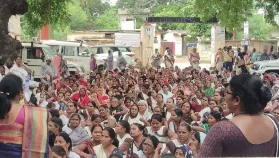 आशा कार्यकर्ताओं ने मांगों को लेकर किया प्रदर्शन, नगर मजिस्ट्रेट को सौंपा 10 सूत्रीय ज्ञापन