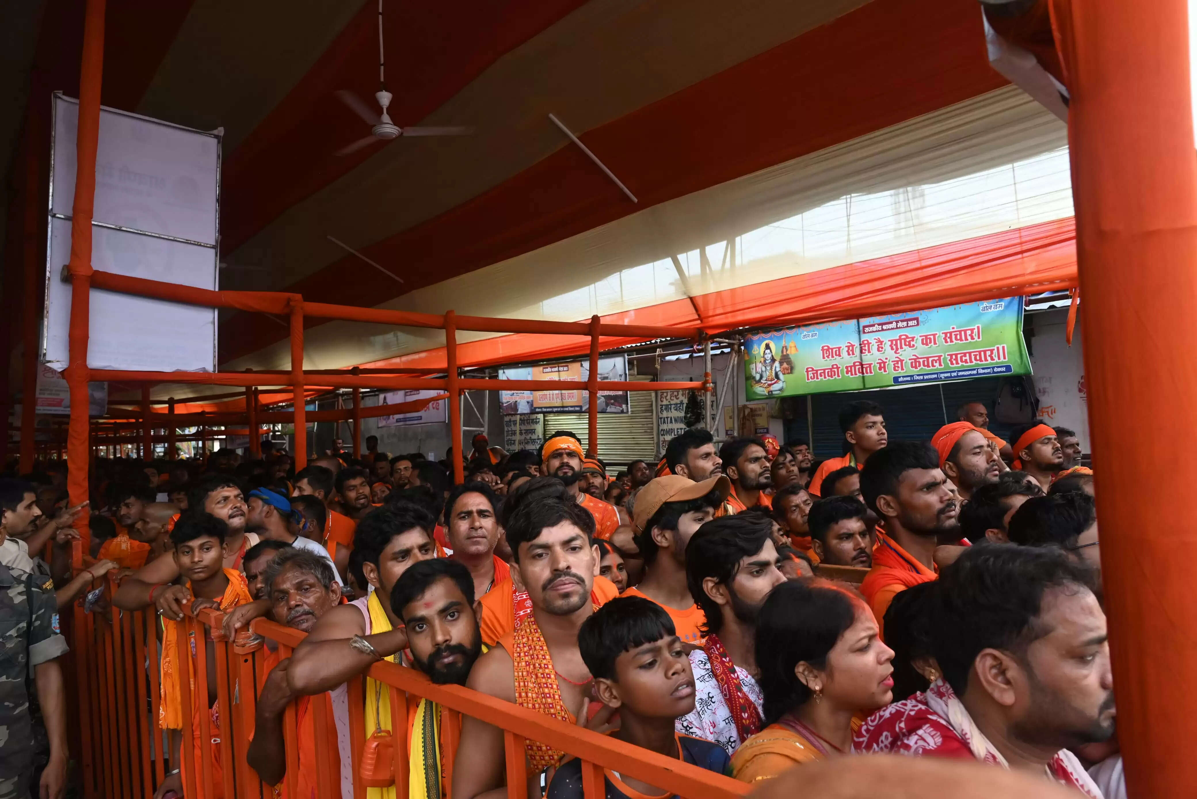 सावन माह की पहली सोमवारी पर बाबा बैद्यनाथ धाम में उमड़ी श्रद्धालुओं की भीड़