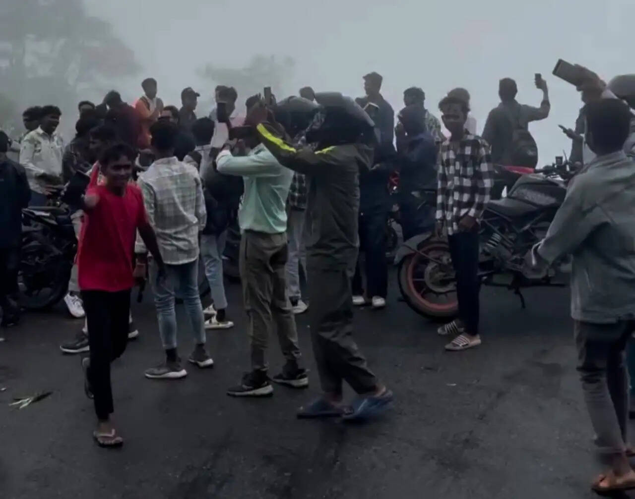 छत्तीसगढ़ के 'शिमला' में बाइकर्स गैंग का हुड़दंग, मॉडिफाइड साइलेंसर के शोर से मैनपाट की शांति भंग