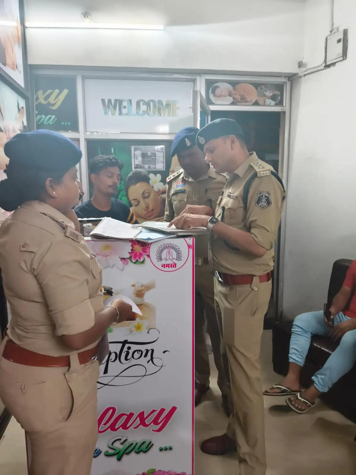 रायपुर में 10 स्पा सेंटरों पर पुलिस का छापा, दस्तावेज और सुरक्षा व्यवस्था की जांच