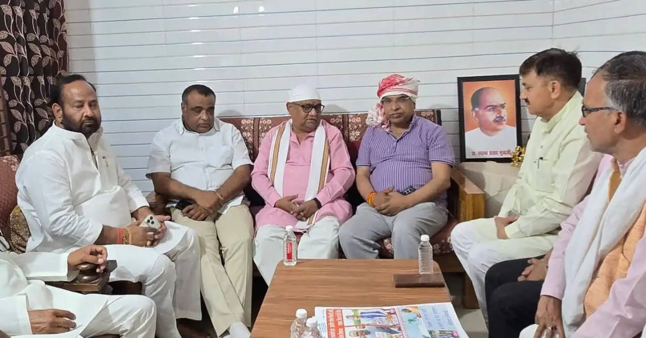 क्षेत्रीय अध्यक्ष प्रकाश पाल के बड़े भाई के निधन पर एमएलसी विजय बहादुर पाठक ने जताई शोक संवेदना