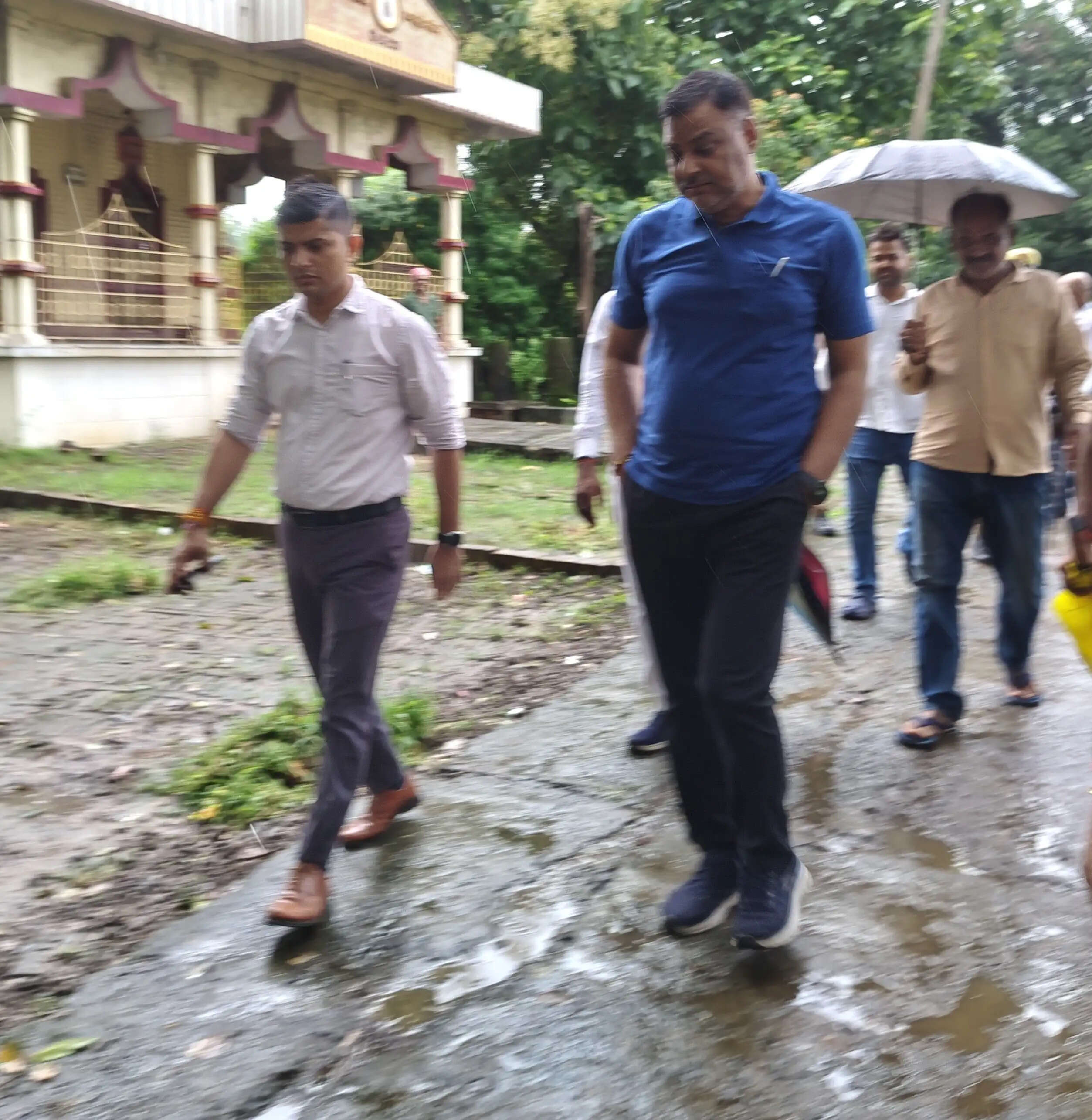 संभावित बाढ़ को लेकर प्रशासन अलर्ट, डीएम ने गांवों में पहुंचकर परखी तैयारियां