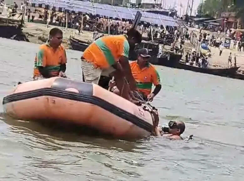 बीच गंगा में युवक ने लगाई छलांग, तलाश में जुटी एसडीआरएफ की टीम