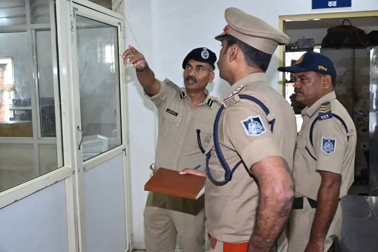 जबलपुरः एसपी ने किया रांझी थाने का वार्षिक निरीक्षण, लंबित मामलों के शीघ्र निराकरण के दिए निर्देश