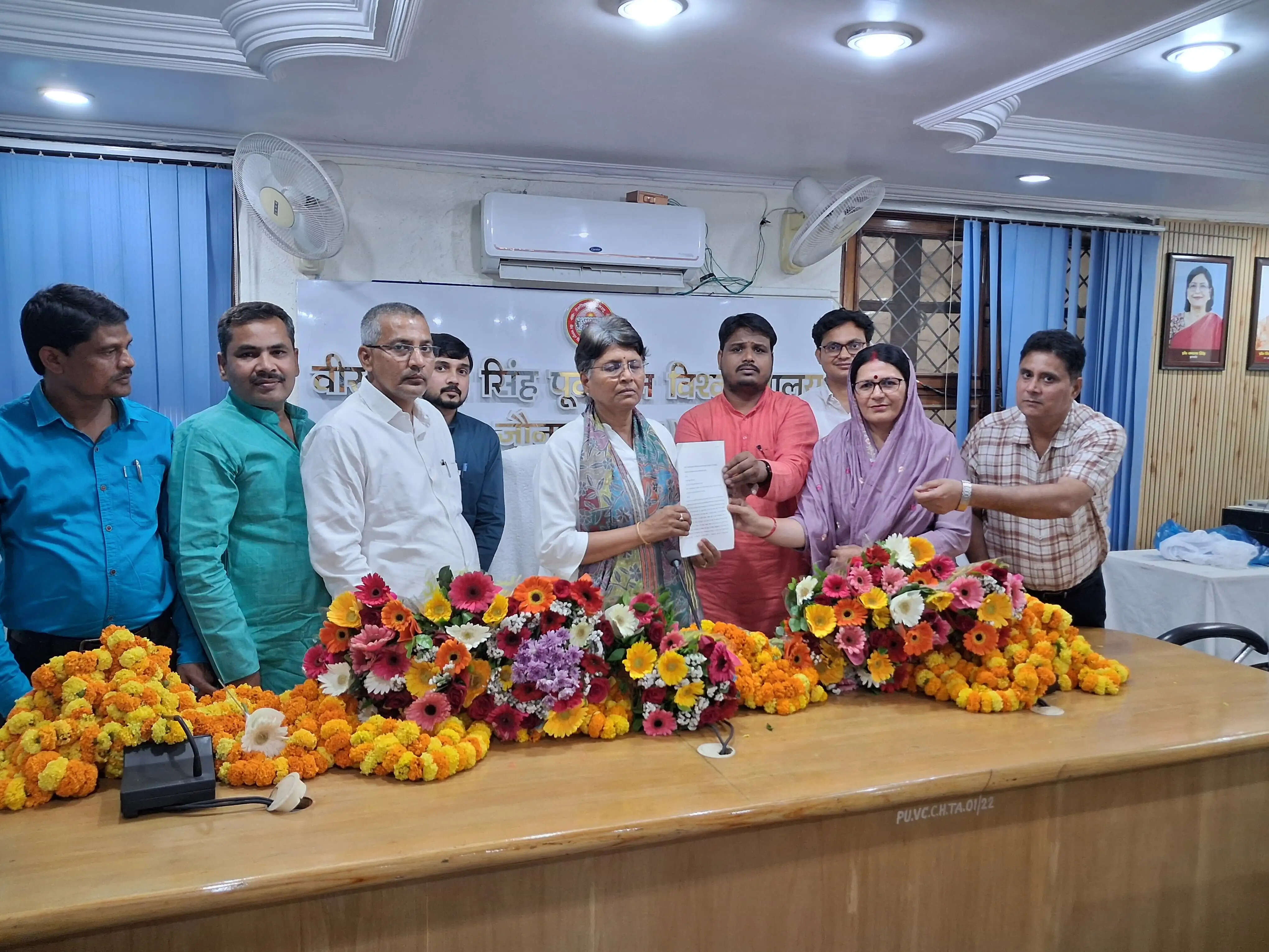 पूर्वांचल विश्वविद्यालय में अवसरों के असंतुलन पर शिक्षकों का विरोध, कुलपति को सौंपा ज्ञापन