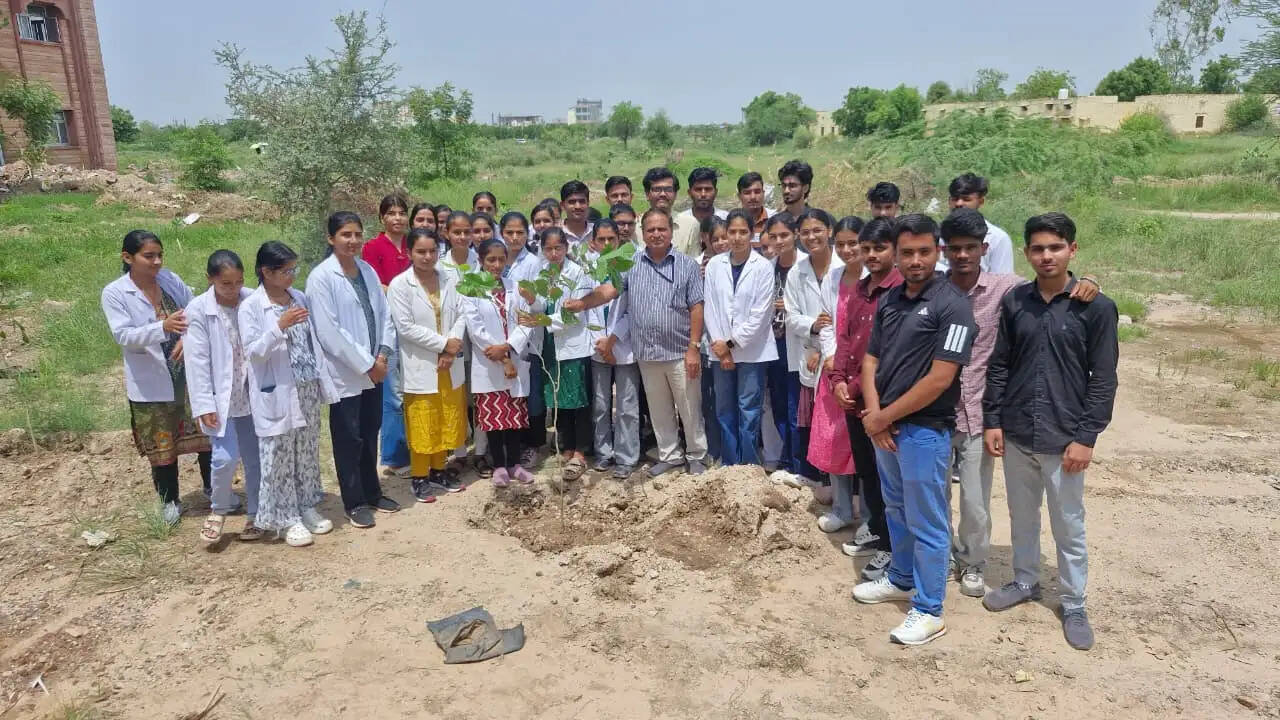 आयुर्वेद विवि में करंज के 51 पौधों का किया रोपण