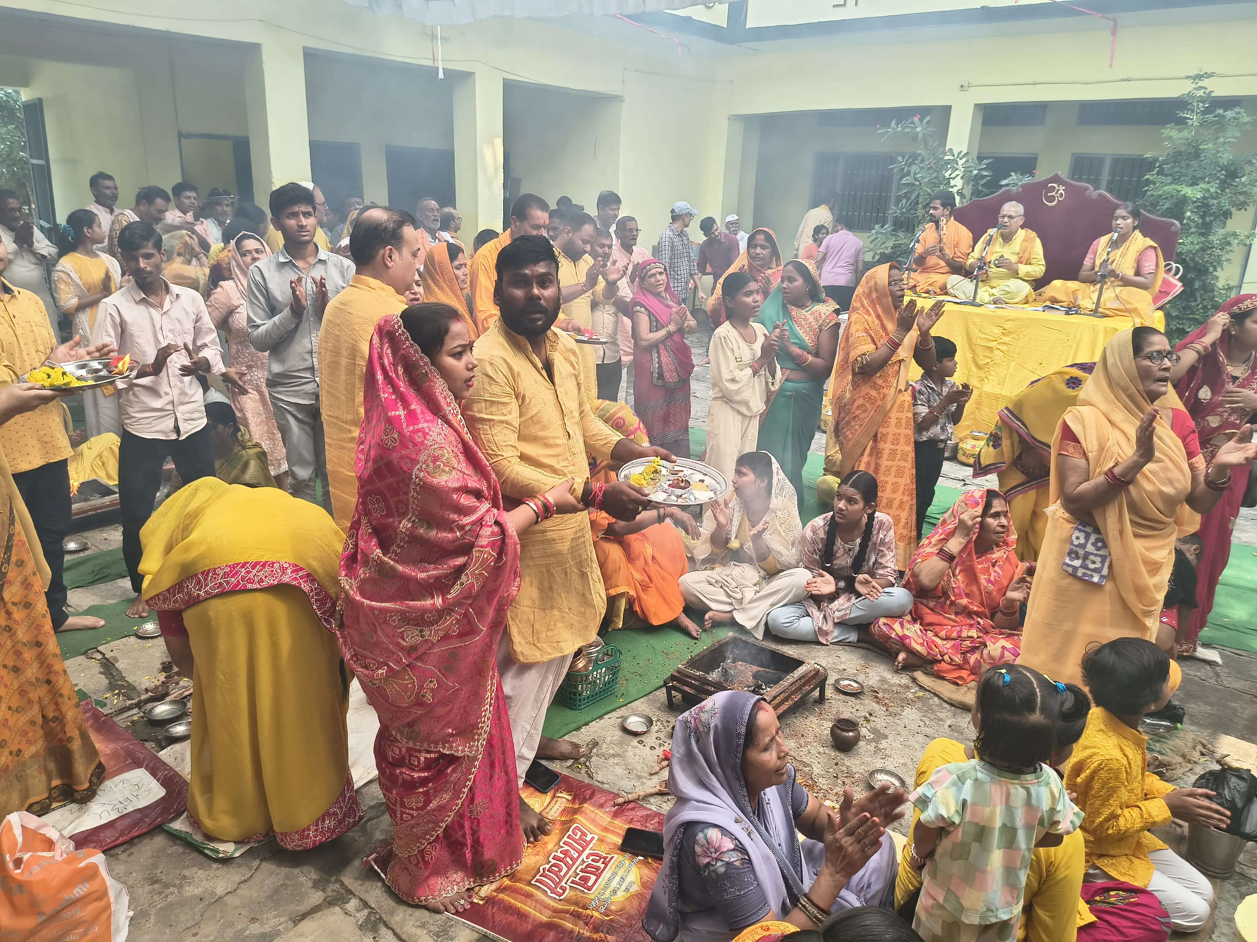 महोबा : गायत्री मंदिर में गूंजे वेद मंत्र, 24 कुण्डीय गायत्री महायज्ञ में भक्तों ने विश्व शांति के लिए दी आहुतियां