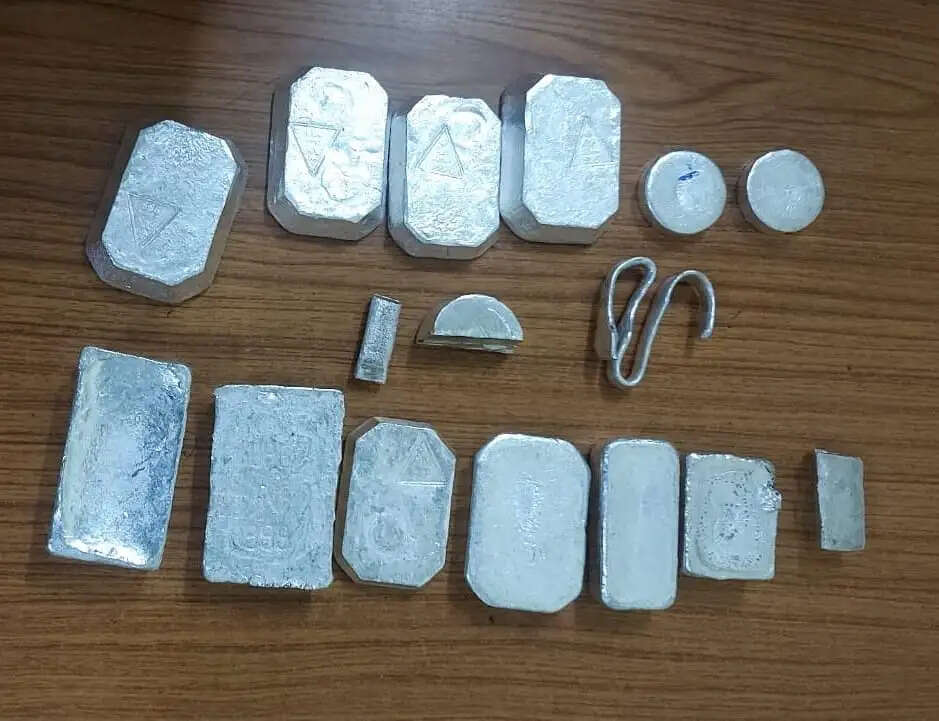 हावड़ा मेट्रो स्टेशन से साढ़े किलो चांदी की सिल्लियां बरामद, एक गिरफ्तार