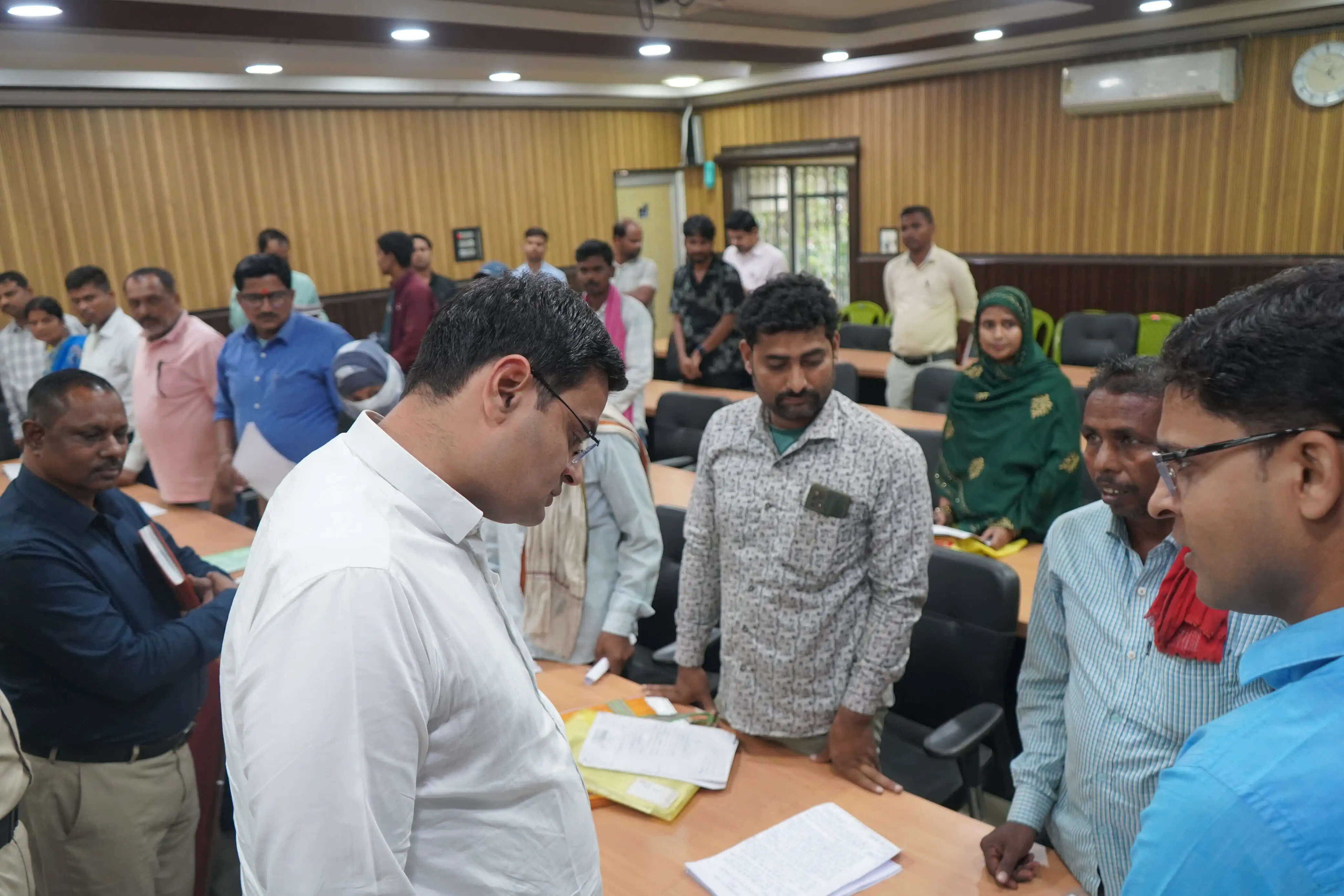 जिलाधिकारी के जनता दरबार में 24 शिकायतों पर हुई सुनवाई