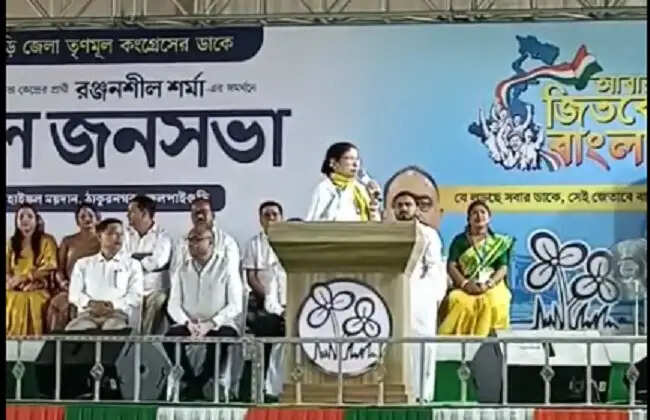 मुंहबोली&nbsp;‘मां बनाम बेटे’ की लड़ाई में ममता बनर्जी ने किया विकास का वादा