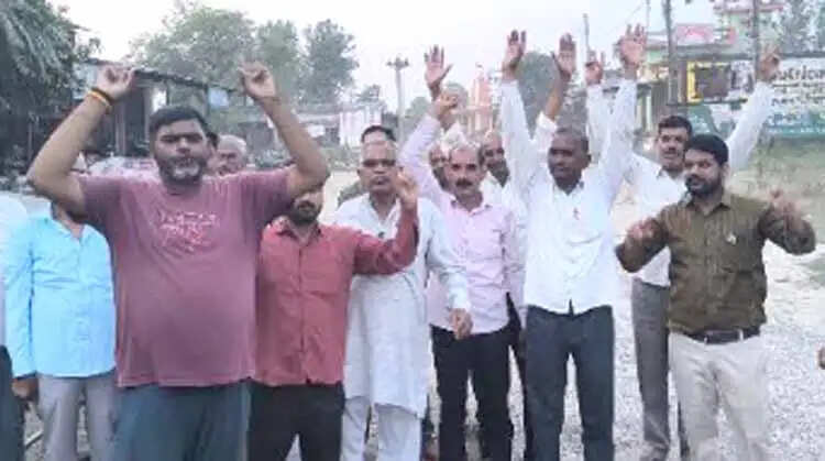 छह साल पहले बनी सड़क बदहाल, गड्ढों में तब्दील हुआ तीन किलोमीटर का रास्ता