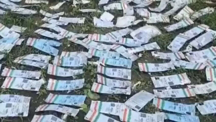 एसआईआर प्रक्रिया के बीच पूर्व बर्दवान में तालाब से मिले सैकड़ों आधार कार्ड, मचा हड़कंप