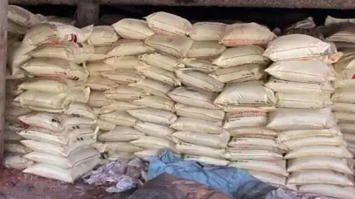 नकली खाद का बड़ा खेल उजागर: संदिग्ध उर्वरक और 750 कट्टे औद्योगिक नमक बरामद