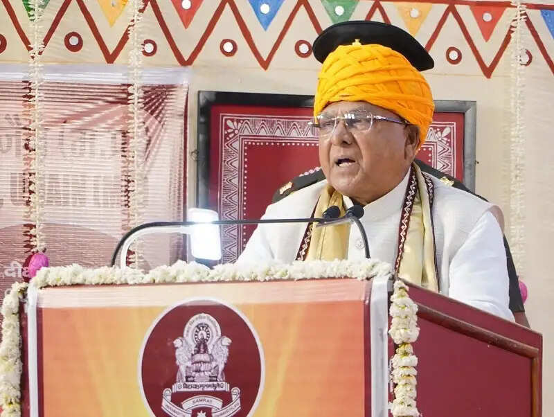 दीक्षा प्राप्त करने के बाद विद्यार्थी समाज और देश के विकास में सहयोग दें: राज्यपाल पटेल