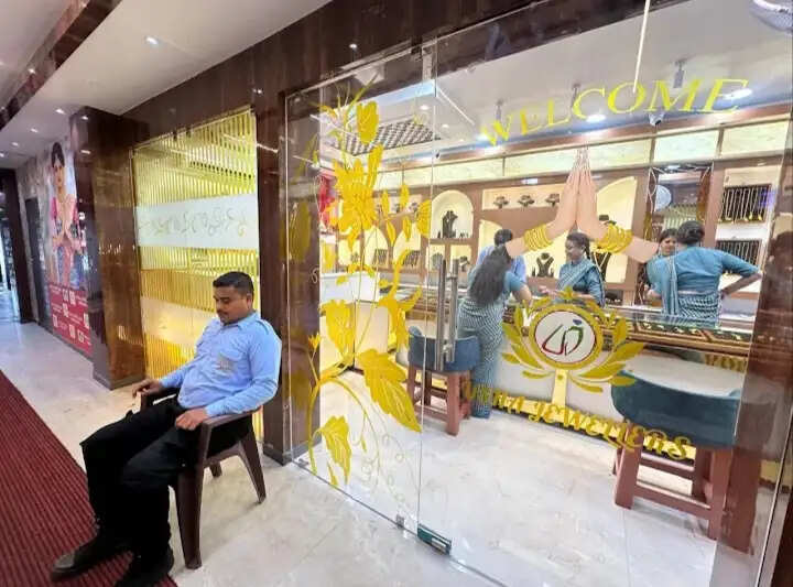 असम में ज्वेलरी की दुकान से अंगूठी की चोरी करते पकड़ा गया श्रम निरीक्षक