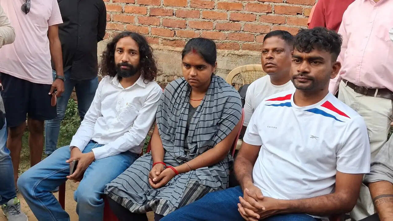 जयराम महतो ने आदिति के परिजनों से की मुलाकात