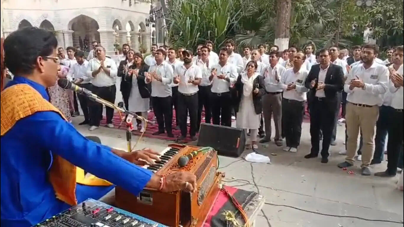 सवीना सीआई को हटाने की मांग पर अड़े वकील, कलेक्ट्रेट में डाला डेरा, किया सुंदरकांड पाठ