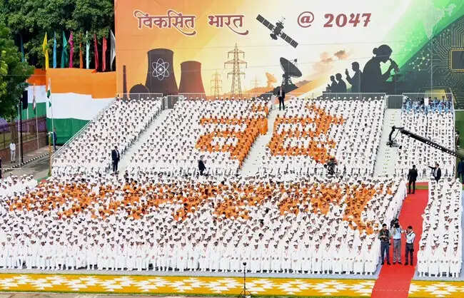 लाल&nbsp;किले की प्राचीर के सामने&nbsp;'ज्ञानपथ' पर&nbsp;बच्चों ने बनाई ‘वंदे मातरम’ की आकृति