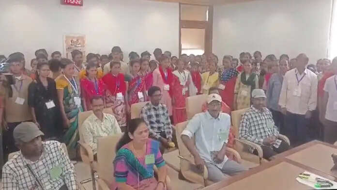 छत्तीसगढ़ विधानसभा पहुंचे 120 आत्मसमर्पित नक्सली, लोकतांत्रिक प्रक्रिया से हुए रूबरू