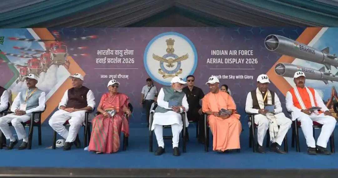 काशी के&nbsp;नमो&nbsp;घाट&nbsp;से प्रधानमंत्री ने देखा ‘विंग्स ओवर गंगा’ एयर शो,100 विमानों ने दिखाए हैरतअंगेज करतब