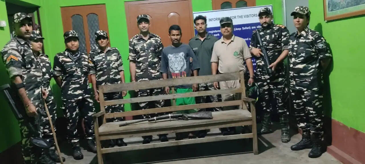 एसएसबी के संयुक्त अभियान में देशी हथियार के साथ एक व्यक्ति हिरासत में