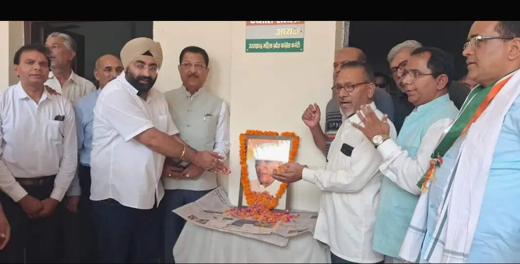 कांग्रेस कार्यकर्ताओं ने नेहरू के आदर्शों पर चलने का लिया संकल्प