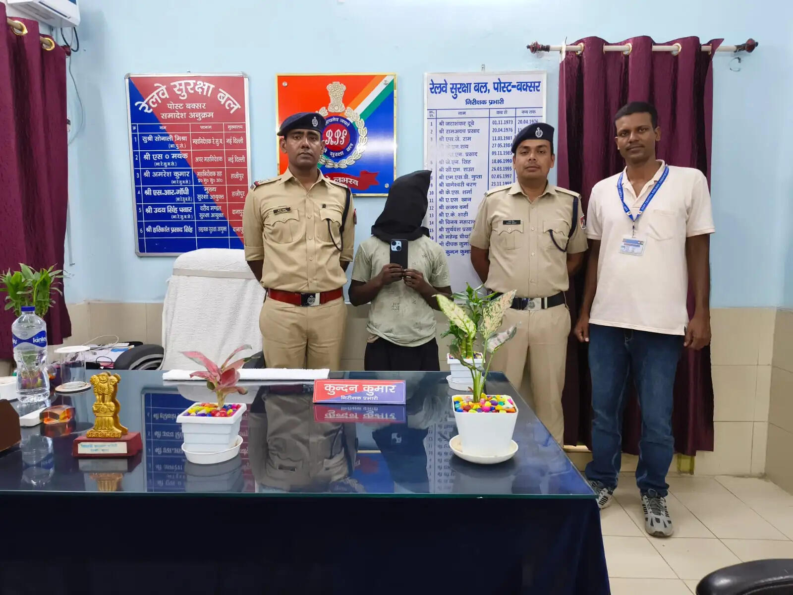 ऑपरेशन 'यात्री सुरक्षा' के तहत बक्सर स्टेशन पर कार्रवाई, चोरी का महंगा स्मार्टफोन बरामद