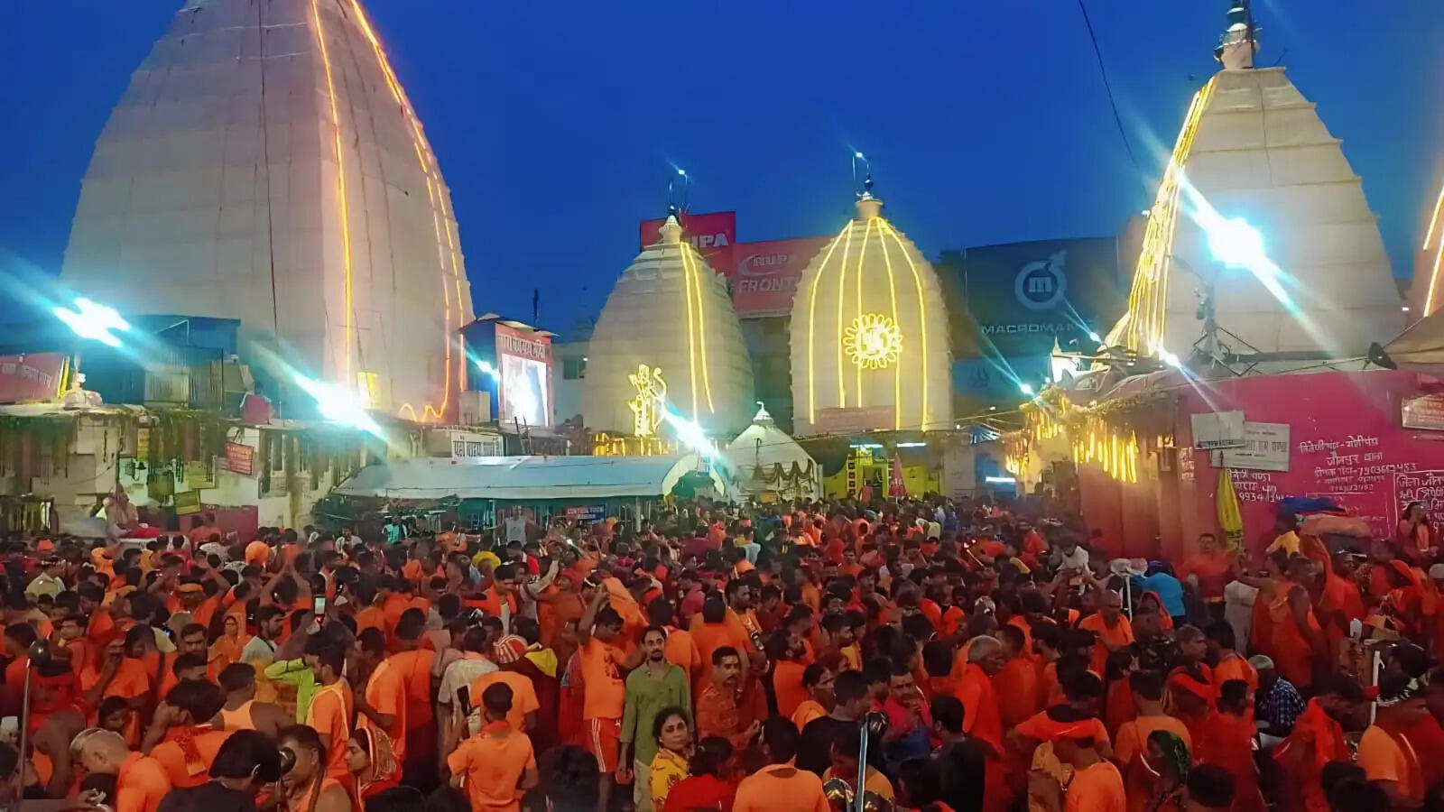 गेरुआ रंग में रंगा बाबाधाम, अंतिम सोमवार को जलार्पण के लिए उमड़े शिवभक्त