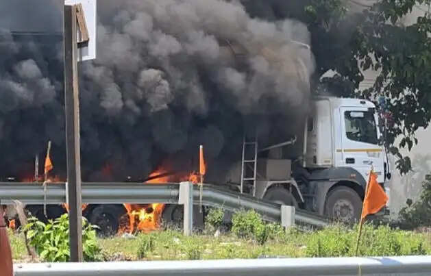 चलती गाड़ी में लगी आग, बाल-बाल बचे चालक और खलासी