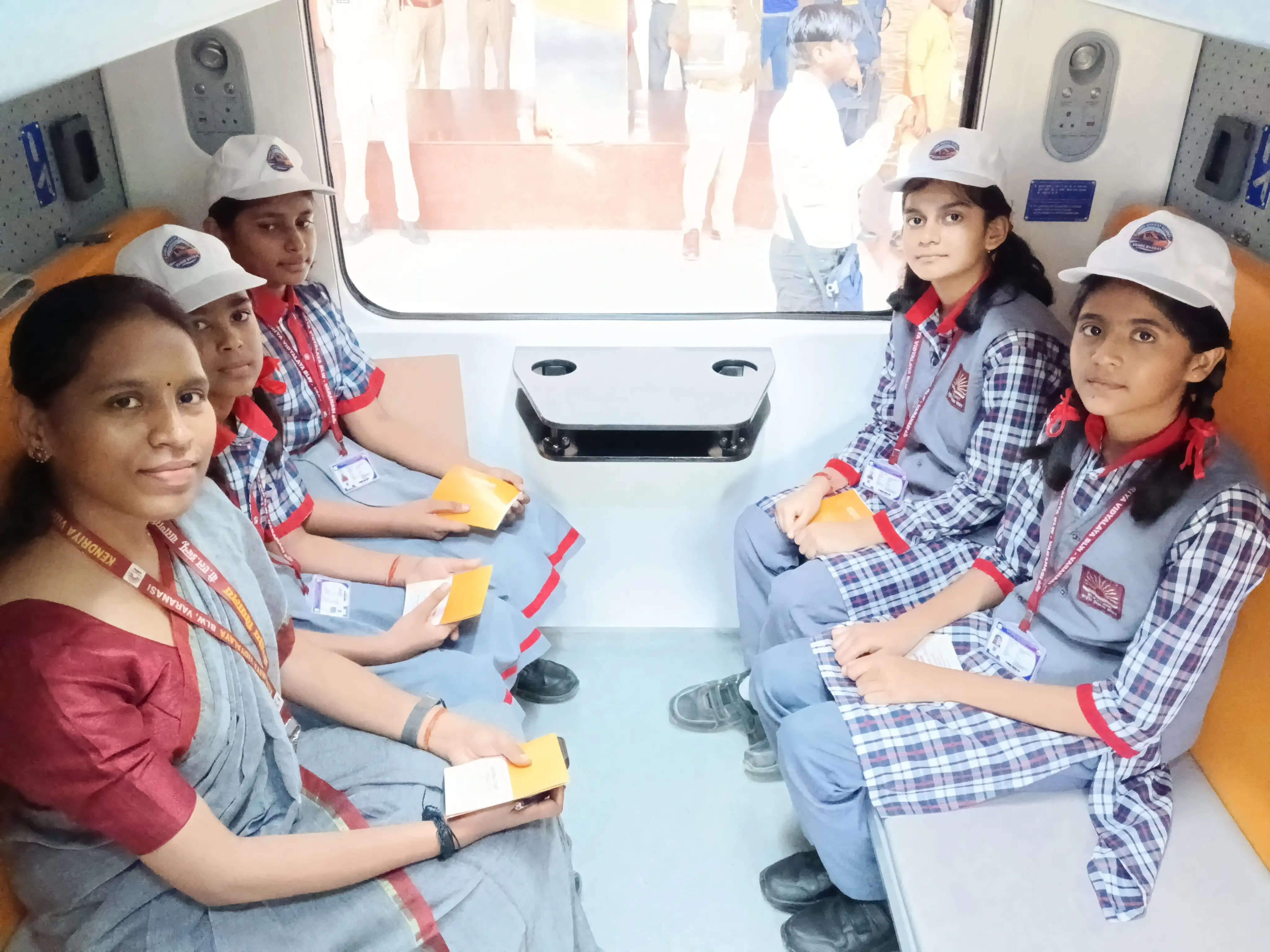 बनारस रेलवे स्टेशन से वाराणसी-दिल्ली स्लीपर ट्रेन की हुई शुरूआत, रेल मंत्री अश्विनी वैष्णव और मुख्यमंत्री योगी ने हरी झंडी दिखाई