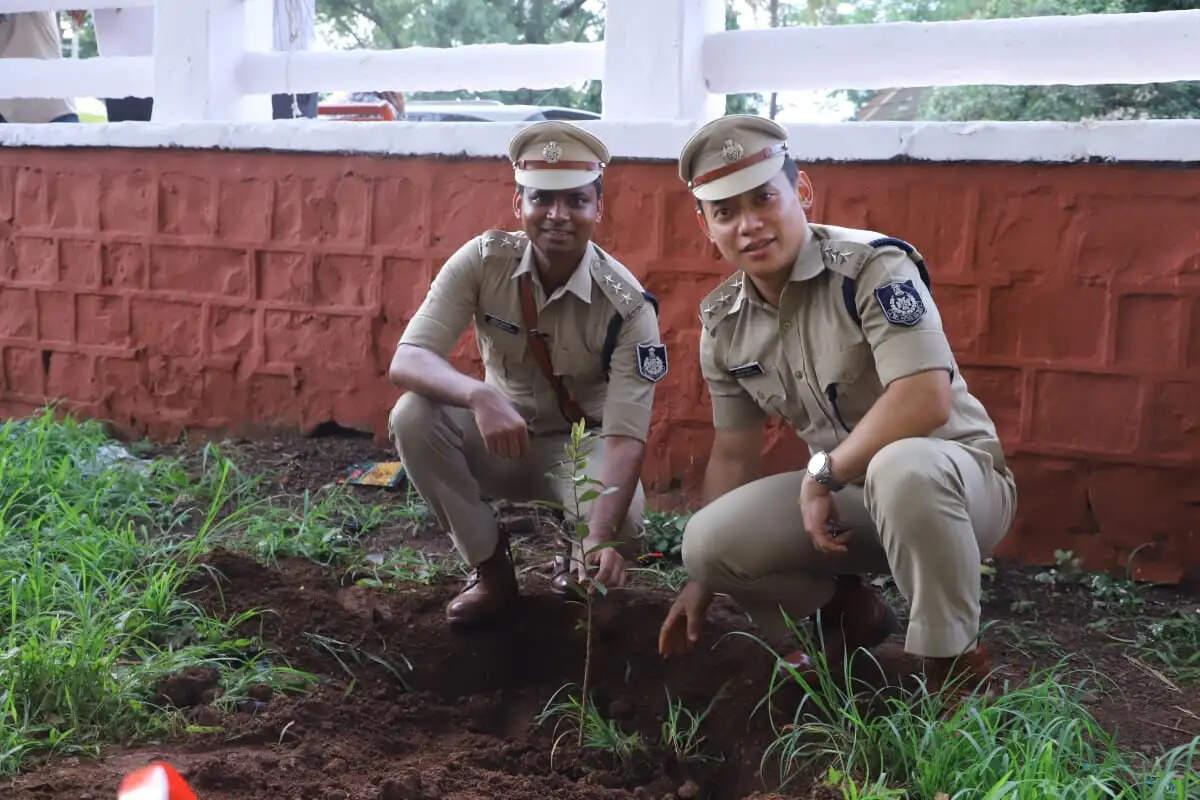 मध्य&nbsp;प्रदेश पुलिस का हरित अभियान: लाल परेड ग्राउंड में 300 पौधे रोपे, पर्यावरण संरक्षण का लिया संकल्प