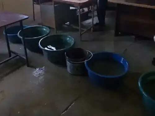 शहडोल: जैतपुर तहसील में टपक रही छत, दूसरे कमरे में बैठकर कार्य कर रहे तहसीलदार
