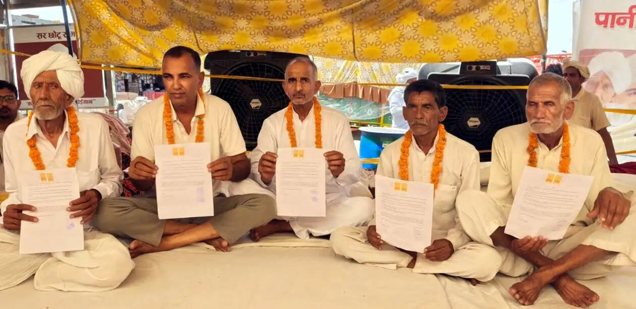हांसी : ग्रामीणों ने चेताया, अनशनकारियों को कुछ हुआ तो विधायक, डीसी व एसपी होंगे जिम्मेवार